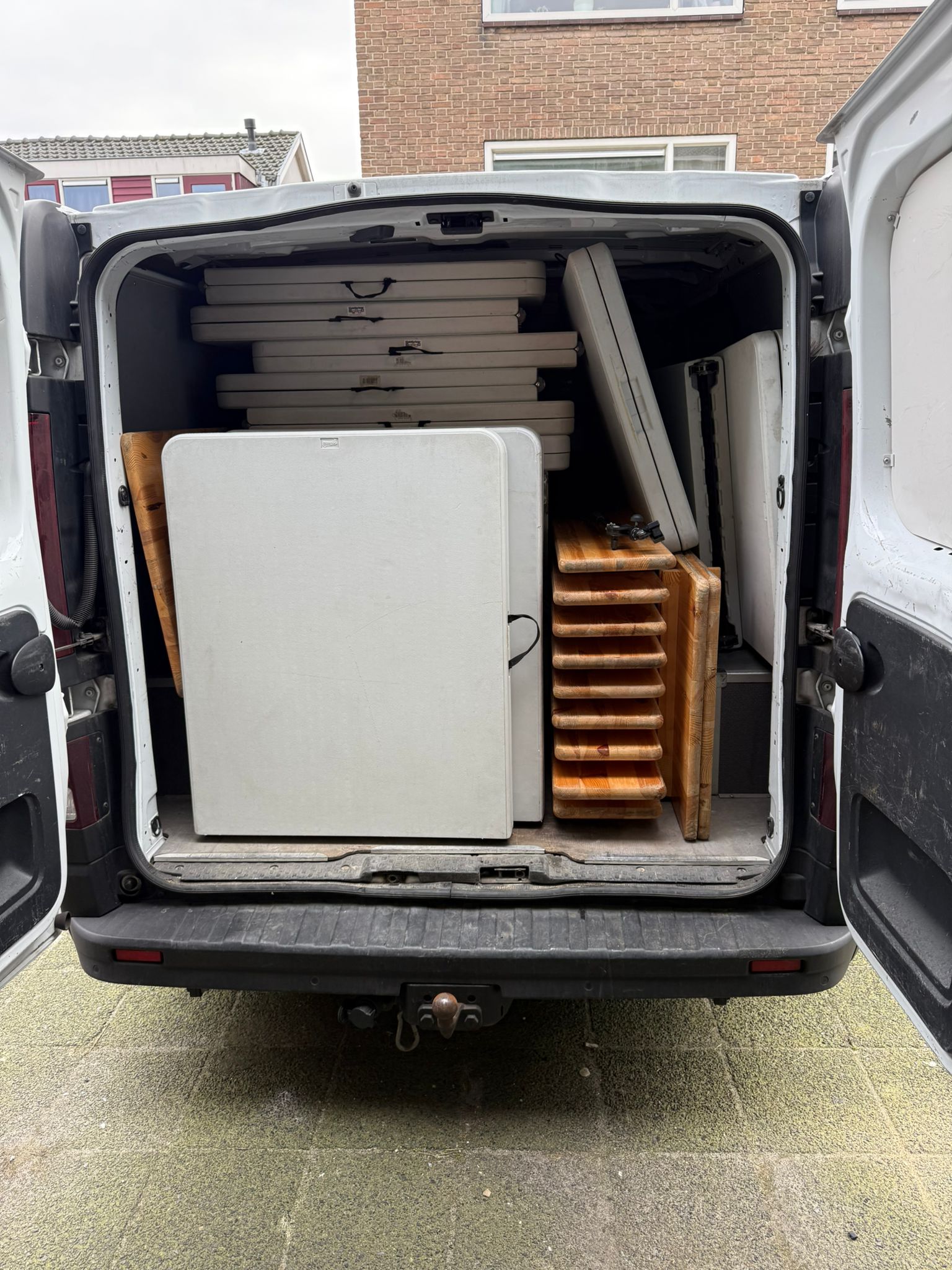 De bus van KleinVerhuur ingeladen met tafels, stoelen en koeling