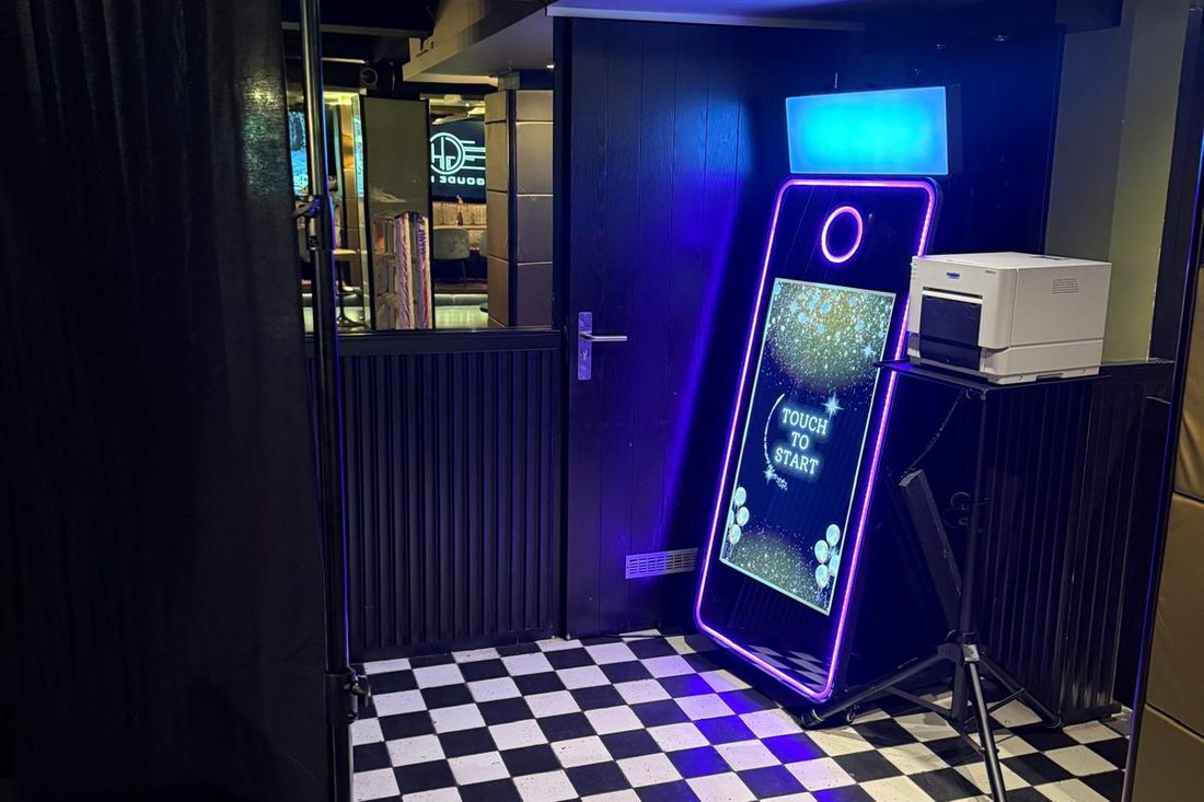 Spiegel-photobooth met sfeerverlichting voor een bruiloft