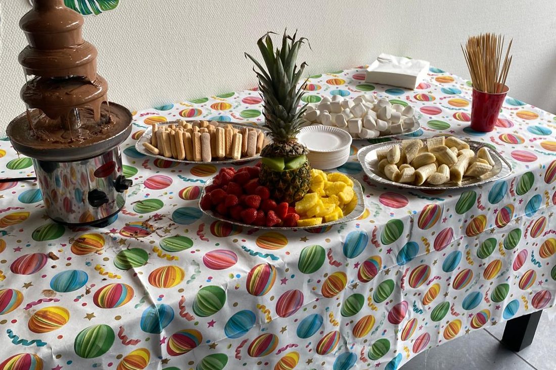 Sweet table met chocoladefontein en lekkernijen