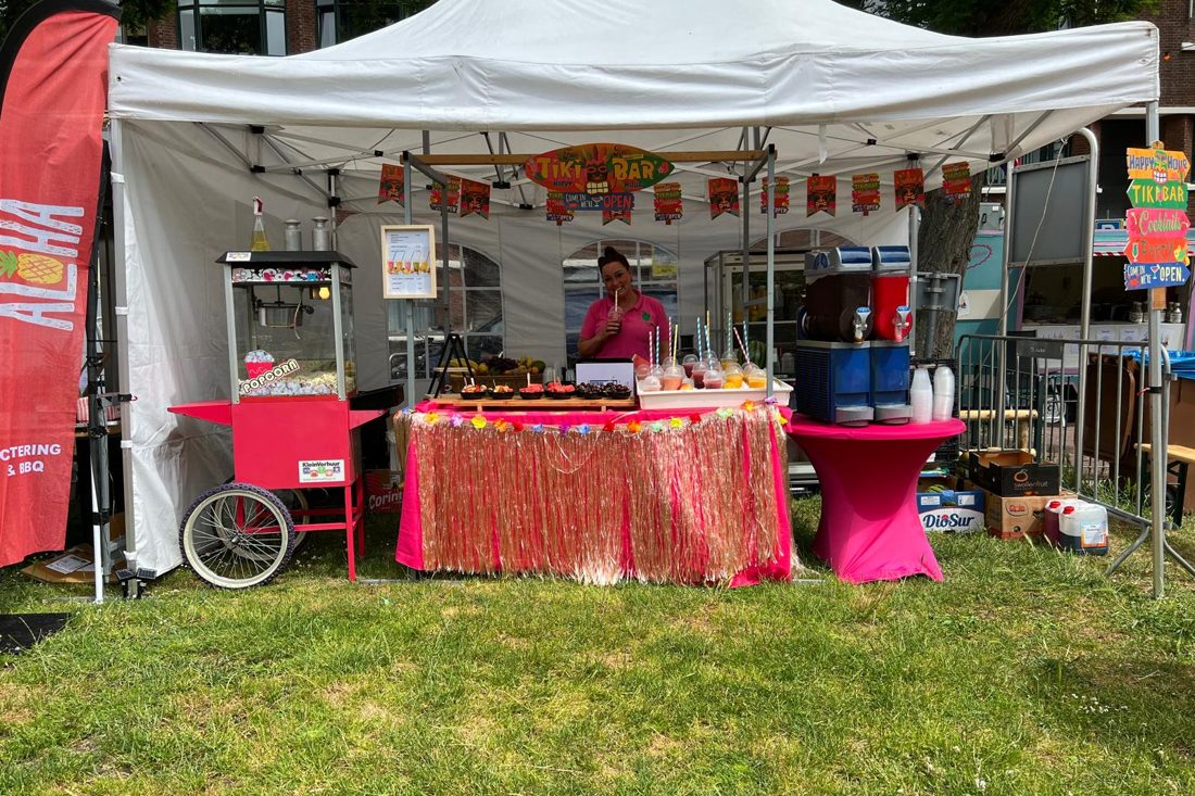 Aangeklede partytent in de tuin voor een tuinfeest